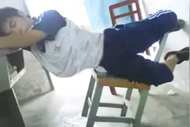 学生为了上课睡觉，姿势能有多奇葩！高手在校园，在下佩服…视频封面
