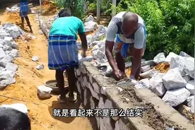 农村分宅基地两家为避免纷争建石墙，不舍得花钱多买料尴尬了！视频封面