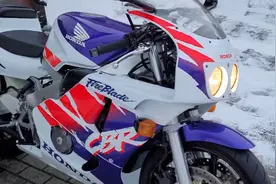 出厂状态本田经典四缸战车CBR400 NC29期 这个状态国内极为罕见视频封面