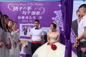 婚礼现场：这位司仪真是会搞事，把伴娘伴郎弄得好尴尬，可真逗呀视频封面