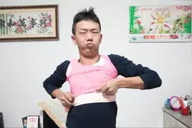 小伙搞笑挑战鬼手王的缩骨功，结果差点把肋骨给整折了，太牛叉了视频封面
