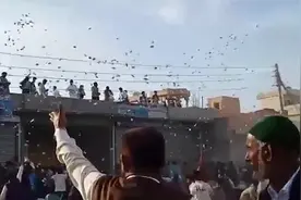 巴基斯坦婚礼现场狂撒百万“钞票雨” 宾客蜂拥而上抢钱乱作一团视频封面