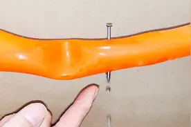 软水管被钉子扎穿了，漏水怎么办？修好很简单，不用花钱请水电工