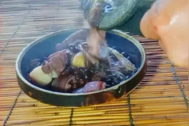 一条猪尾一把黑豆搭配煲汤，原来好处这么高，怕冷的人多喝几碗。视频封面