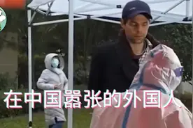 嚣张老外在中国被教育时刻：日本壮汉故意找茬，中国小伙教他做人视频封面