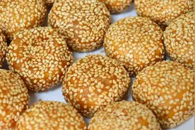 1个红薯，1勺面粉，教你做“红薯饼”，不用加水，香甜酥脆又好吃视频封面