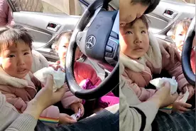 萌娃趴爸爸腿上哭得泣不成声求爸妈不要外出打工：我不要新玩具了视频封面