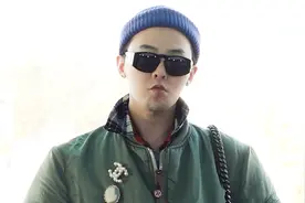 权志龙现身仁川机场，一身绿色棒球服搭牛仔裤，帅气有型！视频封面