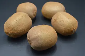 为什么猕猴桃放了一个月还是硬的？知道的人不多，看完涨知识了视频封面