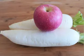 教你一个腌萝卜的好方法，加1个苹果，不用一粒盐，香甜又脆爽