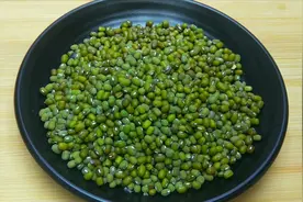 天热要多吃绿豆，加2个西红柿，清凉解暑又开胃，超级过瘾