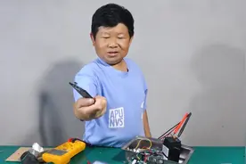 废旧手机电池不要扔，老男孩把它改到电子秤里面，比原装的还好用视频封面