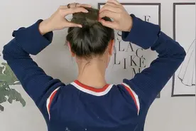 冬天穿棉衣时把头发这样扎起来，清爽利落显年轻，不脏衣领又实用视频封面