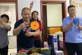 四位老人拿出各种玩具逗萌娃拍照 气氛热烈令网友直呼太羡慕视频封面