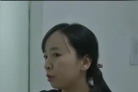 老师剪掉孩子的头发，家长要求索赔2万元，并直言坏了自己的财运视频封面