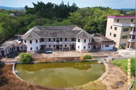 广西农村古代大商人的别墅，建房时请三位大师设计勘察，太有钱了视频封面