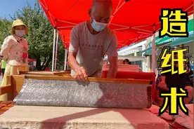 农村景区“非遗展”，大叔现场演示造纸术，桑树纸浆秒变宣纸！
