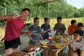 秋妹今天在家烤烧烤，和亲朋好友一起撸串喝啤酒，又香又辣好过瘾