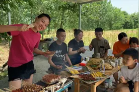 秋妹今天在家烤烧烤，和亲朋好友一起撸串喝啤酒，又香又辣好过瘾视频封面