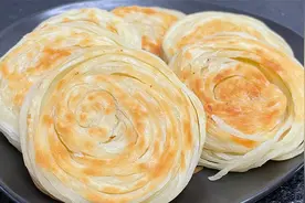喜欢吃面粉的要收藏，葱油盘丝饼，千丝万缕层次分明，酥脆鲜香