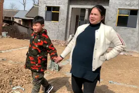 丹丹坚持要顺产每天要多走点路，新仔不放心妈妈，全程照顾真懂事