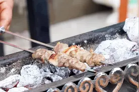 正宗新疆羊肉串五分钟烤熟，撒一点点孜然就是人间美味，太好吃了