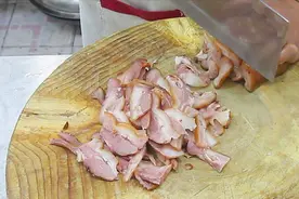 猪头肉别再凉拌了，和青椒炒在一起，厨师长教你家常的做法