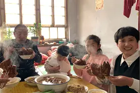 120元买6个猪爪，柴火大锅炖3小时，皮Q肉烂，好吃过瘾视频封面