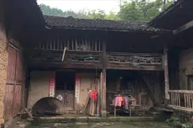 福建老人自称皇室后裔被嘲笑，拿族谱自证身份，专家：上交更安全视频封面