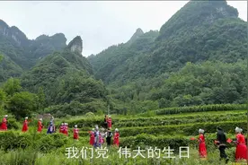 潘庆林与少数民族同胞共庆百年华诞