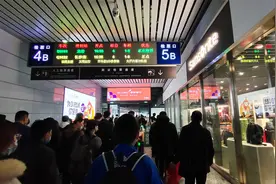 三哥从宁波乘坐动车去宁海，火车站人非常多，车上也是座无虚席视频封面
