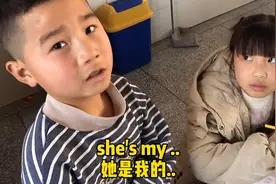 英语老师课堂上随机提问“这个女孩是谁”最后一排男生回答亮了视频封面