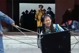 跃龙门：民女告御状被罚酷刑，在板钉上赤脚走路，皇上都感动了视频封面