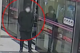 男子地铁站突发心脏病晕倒 危急时刻，列车内冲出来两名医生……视频封面