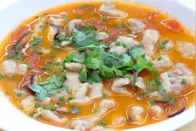 滑肉汤是用淀粉还是面粉，川菜师傅教你正宗做法，肉片晶莹又滑嫩视频封面