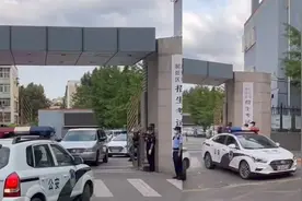 直击北京高考首日:朝阳区首辆押卷车一早出发 由警车护送前往考点视频封面