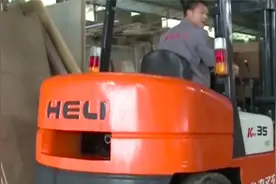 太坑人！二手叉车铁皮里竟是水泥！还能轻易相信二手交易吗？