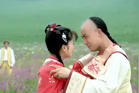 还珠：永琪小燕子分别两年，不料在花海相见，两人紧紧拥抱太幸福视频封面