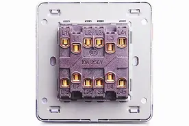 四联开关怎么接？难就难在要分清4个L1和4个COM，一根短接线搞定