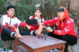 妈妈给甜甜和来福修剪脚指甲，没想来福却被吓哭了，结局真逗！视频封面