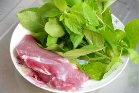 瘦肉加1把薄荷一起简单做，清香美味还养身，孩子常吃增强免疫力视频封面