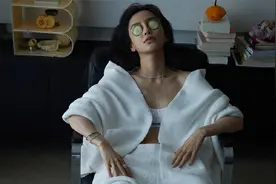 杨颖拍大片被脚趾甲抢镜，又长又邋遢女神滤镜碎一地，本尊回应视频封面