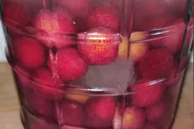 卖了四十年酒的老师傅教我泡杨梅酒，泡杨梅酒竟然不用水洗视频封面