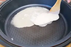 家常薄饼新做法，调成稀面糊，锅里一倒铲子一刮，柔软劲道又省事