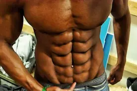 小伙拥有10块腹肌，身材好颜值高，他是怎么练成的？视频封面