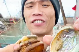 渔民大哥在船上吃饭，刚出锅的鲍鱼味道还不错，绿色的地方不能吃