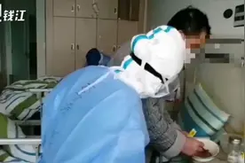 看到这位身高180的大男人转身擦泪   我感到了心酸视频封面