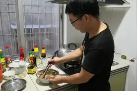 打工妹胃痛不想吃东西，黄哥出妙招让她大口吃东西，暖男比个心视频封面