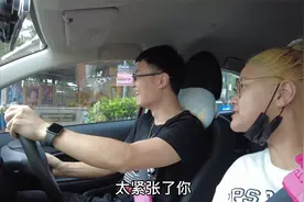 小伙左脚有残疾，在泰国都是老婆来开车，其实我也能开只是没必要视频封面