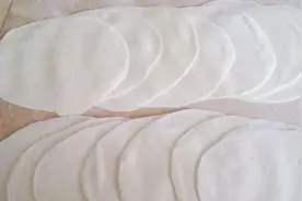 擀面皮有窍门，用这方法面皮薄的透光，方法简单实用，早学早用到